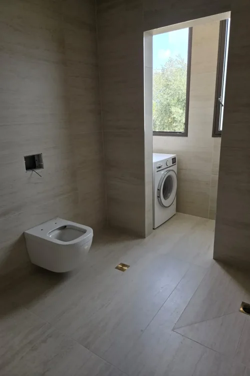 שירותים קומה עליונה